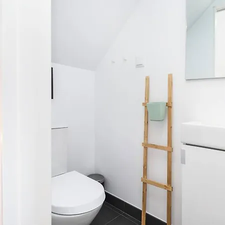 Hill House - No. 589c Apartment *